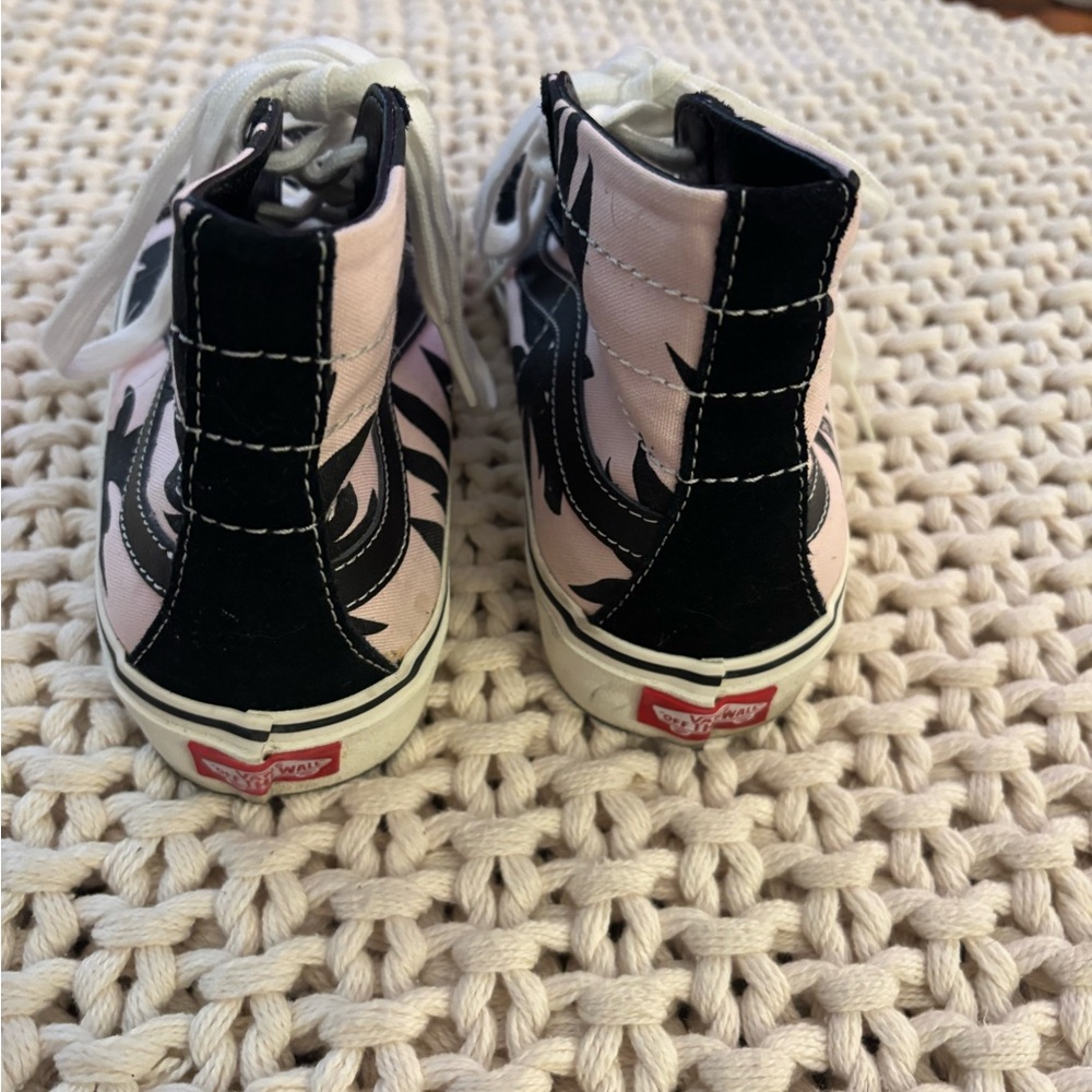 Vans Fun Stylish High-Top Sneakers. Great Condition!  Women’s SZ 7.5 Men SZ 6. - Picture 4 of 8